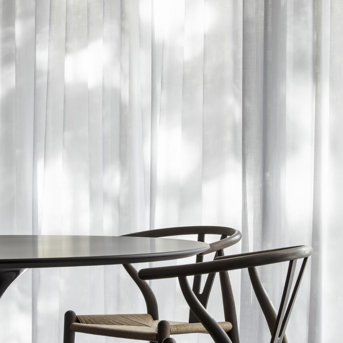 Carl Hansen Wishbone rond een Eero Saarinen Tulip tafel (Knoll)
