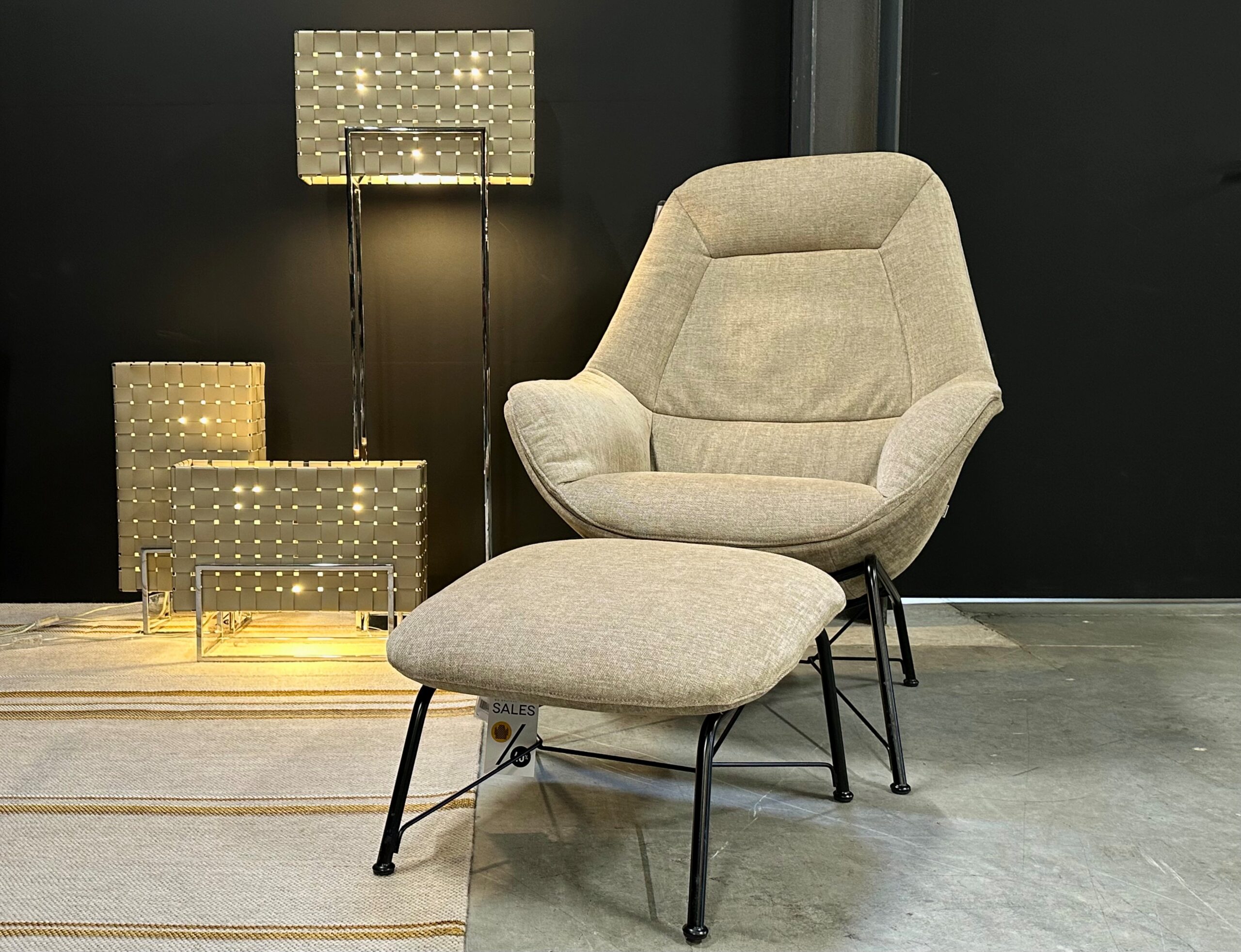 JORI &#8211; fauteuil Prelude met poef + JORI &#8211; set van 3 lampen Ascot.