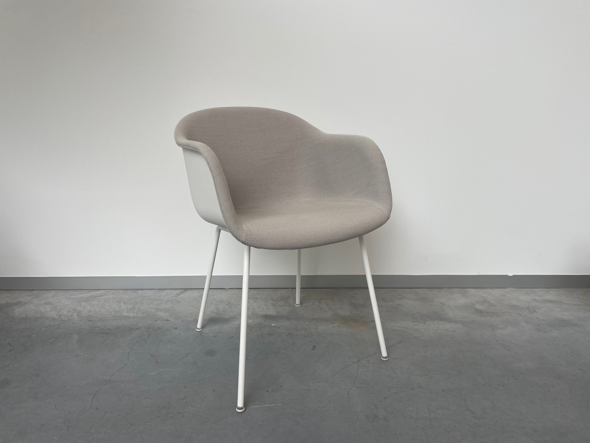 MUUTO &#8211; set van 2 armstoelen Fiber chair tube base &#8211; stof binnenkant steelcut trio white